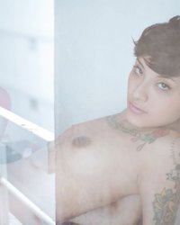 Молоденькая азиатка откровенно позирует 33 фотография