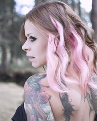 Татуированная девушка хвалится пышными формами 5 фотография Татуированная девушка хвалится пышными формами 5 фотография