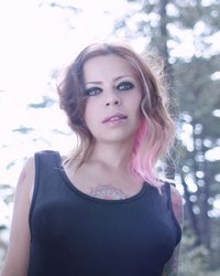 Татуированная девушка хвалится пышными формами 17 фотография Татуированная девушка хвалится пышными формами 17 фотография