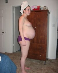 Беременная телочка раздевается перед камерой 3 фотография Беременная телочка раздевается перед камерой 3 фотография