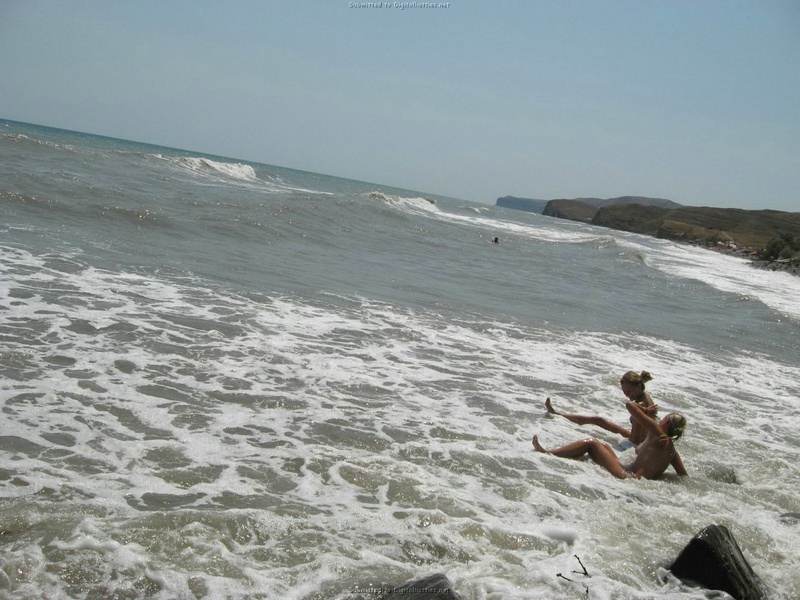 С такими девками можно и в поход 18 фото