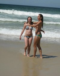 Подружки поплескались в океане, а после засветили свои прекрасные сиськи 24 фотография