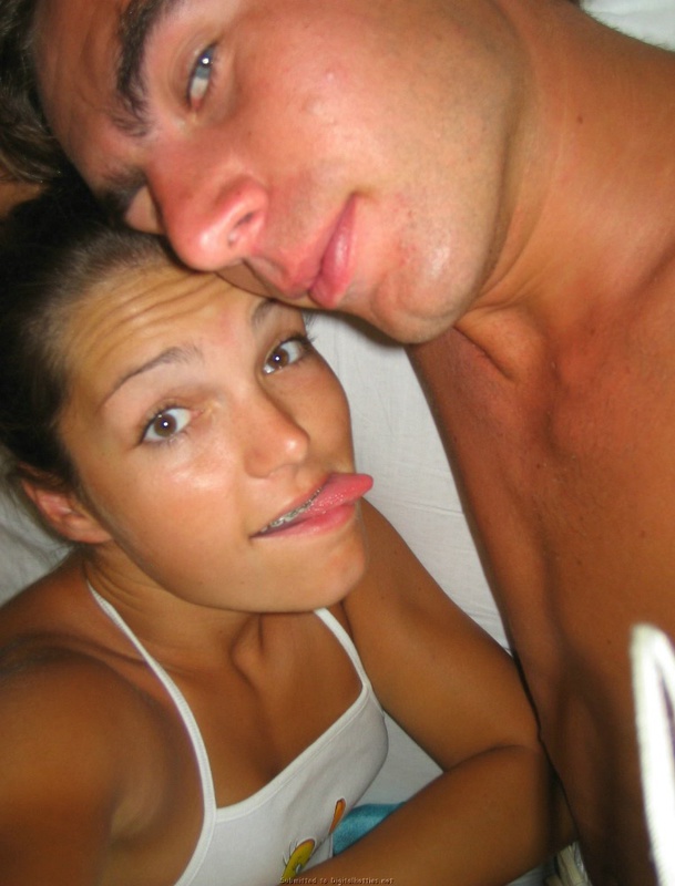 Кристина отрывается по полной на морском побережье 13 фото