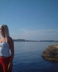 Белокурая девка любит трахаться на улице 2 фотография