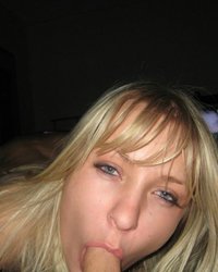 Блондинка позирует и сосет 15 фотография