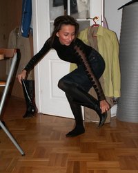 Худышка ходит голой и сосет член 1 фотография Худышка ходит голой и сосет член 1 фотография