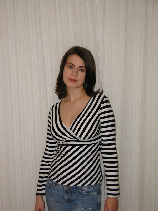 Брюнетка обожает прикалываться и экспериментировать в сексе 7 фото