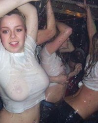 Пьяные бабы в ночных клубах с обнаженными сиськами 10 фотография Пьяные бабы в ночных клубах с обнаженными сиськами 10 фотография