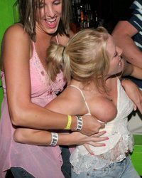 Пьяные бабы в ночных клубах с обнаженными сиськами 3 фотография Пьяные бабы в ночных клубах с обнаженными сиськами 3 фотография