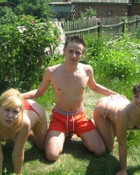 Сельский мачо заснял в бане двух подружек 2 фотография Сельский мачо заснял в бане двух подружек 2 фотография