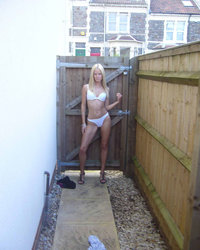 Стройная немка разделась на красном диване 1 фотография Стройная немка разделась на красном диване 1 фотография