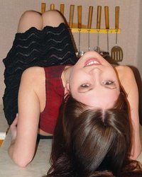 Молоденькая брюнетка готовит ужин голышом 2 фотография Молоденькая брюнетка готовит ужин голышом 2 фотография