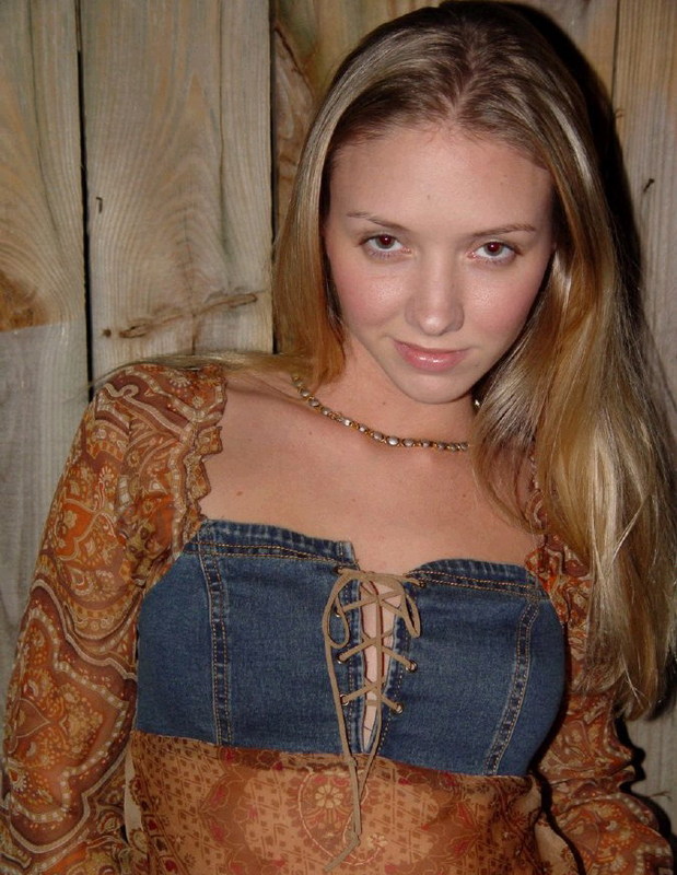 Соседка по даче заглянула на огонек 2 фото