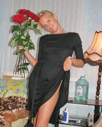 Юлька раздевается и дрочит киску 2 фотография