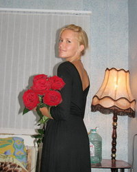 Юлька раздевается и дрочит киску 1 фотография