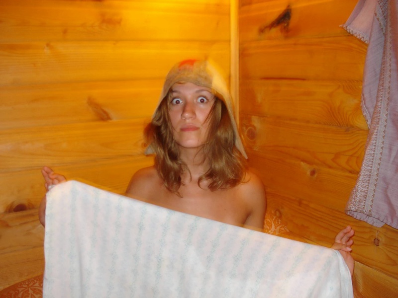 Парень привез свою подружку на дачу 5 фото