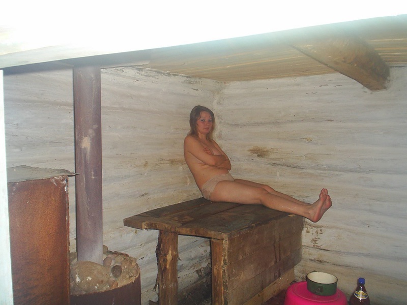 Катя в деревенской бане мылит себя мочалкой 9 фото