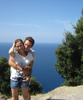 Наставница йоги даёт мастер-класс голышом на морском побережье