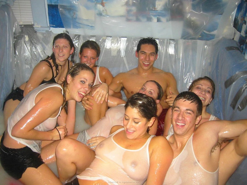 Подружки устроили мокрую вечеринку в искусственном бассейне 21 фото