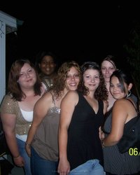 На выпускном вечере подружки показали свои сиськи 21 фотография