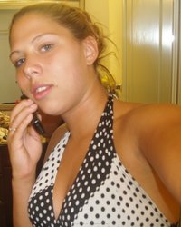 Блондинка с пухлыми губами снимает свои обнаженные прелести 4 фотография Блондинка с пухлыми губами снимает свои обнаженные прелести 4 фотография