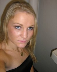 Блондиночка показала бритую киску 1 фотография Блондиночка показала бритую киску 1 фотография