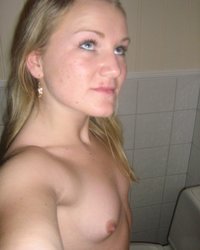 Блондиночка показала бритую киску 3 фотография Блондиночка показала бритую киску 3 фотография