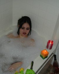 Толстуха принимает ванную со свечами и игрушками 21 фотография Толстуха принимает ванную со свечами и игрушками 21 фотография