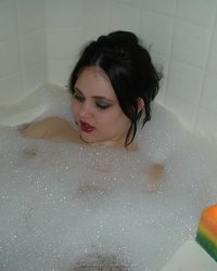 Толстуха принимает ванную со свечами и игрушками 19 фотография Толстуха принимает ванную со свечами и игрушками 19 фотография