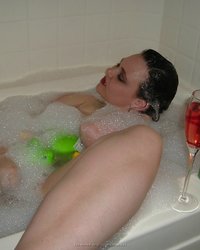 Толстуха принимает ванную со свечами и игрушками 4 фотография Толстуха принимает ванную со свечами и игрушками 4 фотография