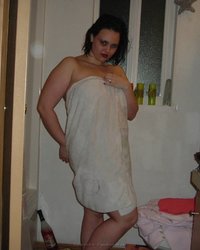 Толстуха принимает ванную со свечами и игрушками 5 фотография Толстуха принимает ванную со свечами и игрушками 5 фотография