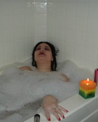 Толстуха принимает ванную со свечами и игрушками 8 фотография Толстуха принимает ванную со свечами и игрушками 8 фотография
