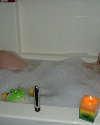 Толстуха принимает ванную со свечами и игрушками 29 фотография Толстуха принимает ванную со свечами и игрушками 29 фотография