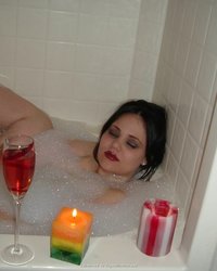 Толстуха принимает ванную со свечами и игрушками 32 фотография Толстуха принимает ванную со свечами и игрушками 32 фотография