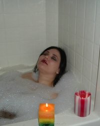 Толстуха принимает ванную со свечами и игрушками 28 фотография Толстуха принимает ванную со свечами и игрушками 28 фотография