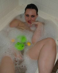 Толстуха принимает ванную со свечами и игрушками 33 фотография Толстуха принимает ванную со свечами и игрушками 33 фотография