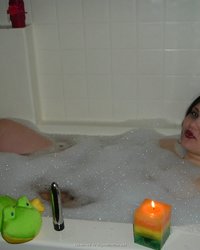 Толстуха принимает ванную со свечами и игрушками 38 фотография Толстуха принимает ванную со свечами и игрушками 38 фотография