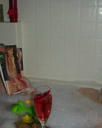 Толстуха принимает ванную со свечами и игрушками 24 фотография Толстуха принимает ванную со свечами и игрушками 24 фотография