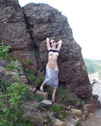 Милашка раздевается на дороге 4 фотография Милашка раздевается на дороге 4 фотография