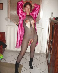 Распутница соблазняет мужчин в эротичных гарнитурах 7 фотография