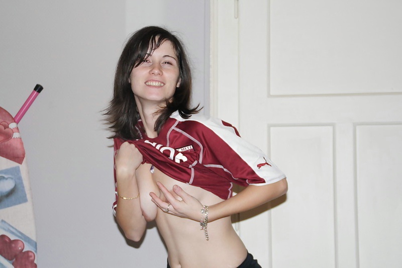 Распутница соблазняет мужчин в эротичных гарнитурах 3 фото