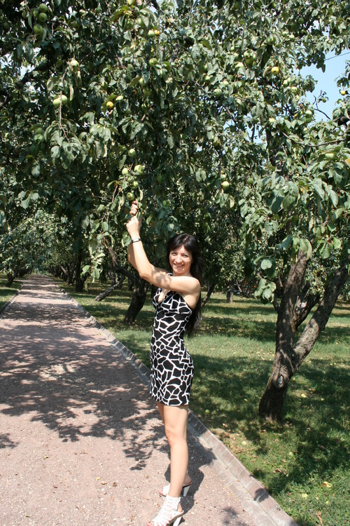 Жена показывает красоты супругу 1 фото