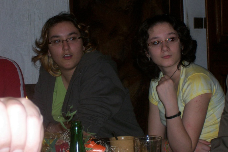 Брюнетка разделась в своей спальне 2 фото