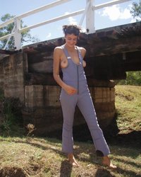 Голая у горной реки 1 фотография Голая у горной реки 1 фотография