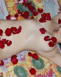 Парень осыпал подружку цветами 1 фотография