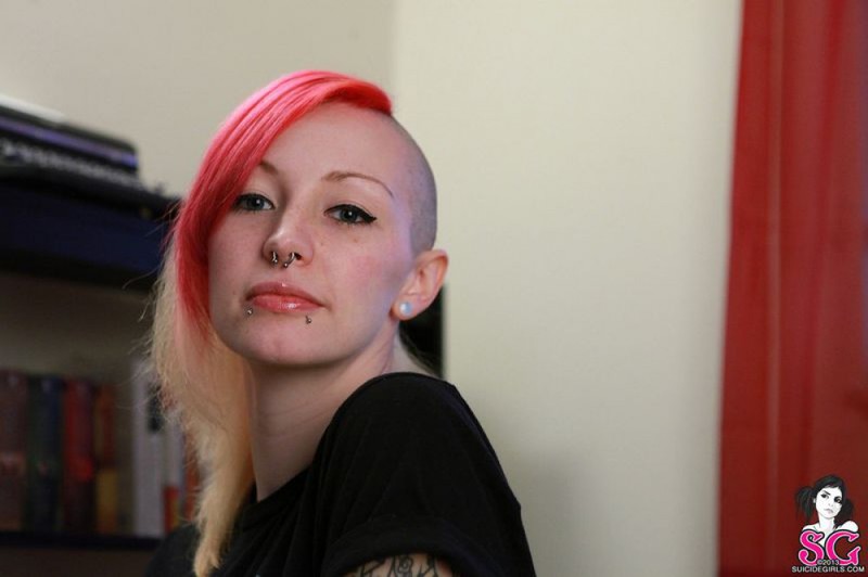 Сексапильная неформалка предлагает разделить с ней постель 2 фото