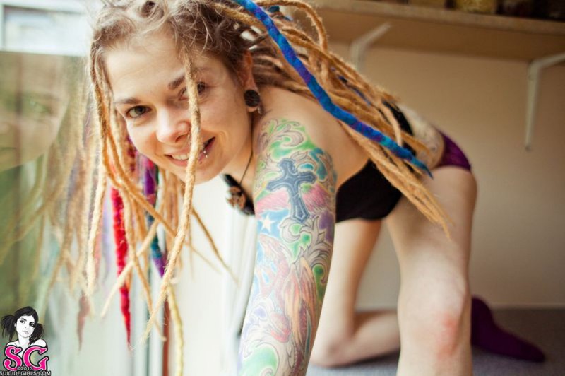 Отвязная неформалка демонстрирует татуировки, покрывающие тело 10 фото