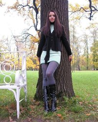 Ира позирует топлес на диване 5 фотография