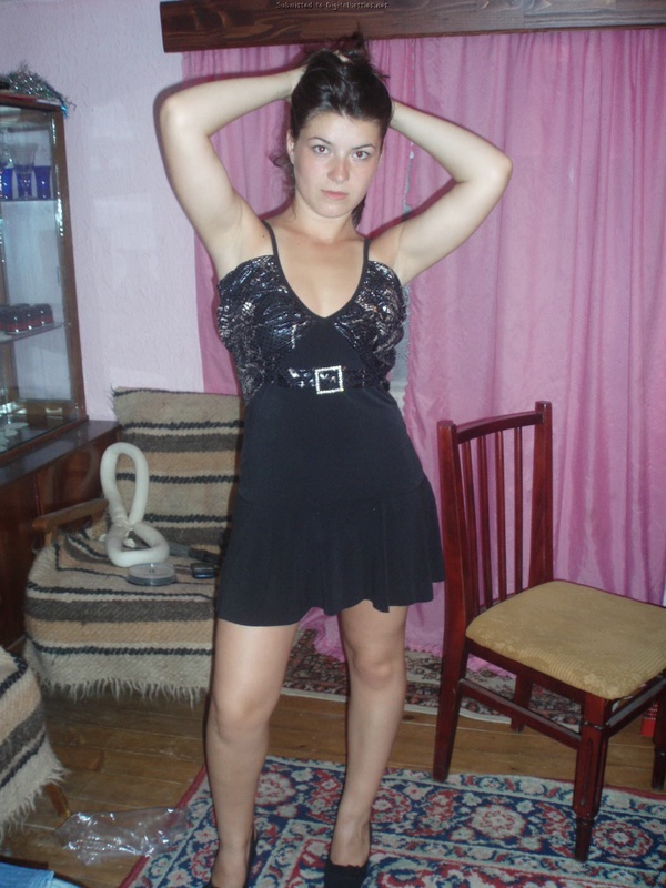 Жена пытается затащить в постель своего супруга 1 фото