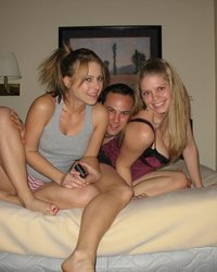 Ребекка и Джесс веселятся со своим приятелем 2 фотография Ребекка и Джесс веселятся со своим приятелем 2 фотография